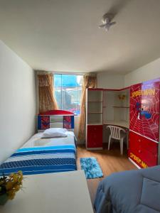 阿雷基帕Casa Acogedora de Estilo Clásico的一间有两张床和一扇窗户的小卧室