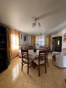 阿雷基帕Casa Acogedora de Estilo Clásico的带桌椅和沙发的客厅