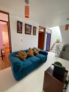 阿雷基帕Casa Acogedora de Estilo Clásico的客厅中央的蓝色沙发