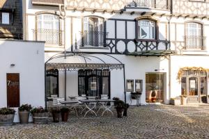 a building with tables and chairs in a courtyard at Hotel Rejs in Ustka
