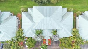 einen Blick über ein Gebäude mit weißem Dach in der Unterkunft Spacious 1BR Loft Villa - Pool Golf - Doral Downtown in Miami