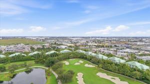 Eine Draufsicht auf einen Golfplatz mit See und Gebäuden in der Unterkunft Spacious 1BR Loft Villa - Pool Golf - Doral Downtown in Miami + 48 Fotos