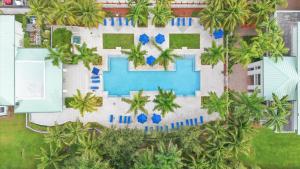 eine Luftaufnahme eines Resorts mit Swimmingpool in der Unterkunft Spacious 1BR Loft Villa - Pool Golf - Doral Downtown in Miami