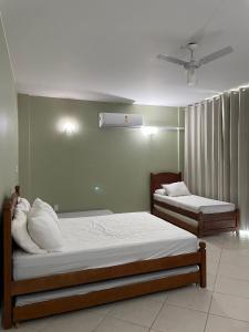 Ένα ή περισσότερα κρεβάτια σε δωμάτιο στο Casa a 3 minutos na praia do forte