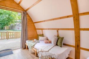 una habitación con una cama y una ventana grande en 1 Bed in Northrepps oc-f32559, en Cromer 52 fotos más