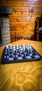 een schaakbord op een houten tafel bij Cuore della Sila Apartment in Camigliatello Silano