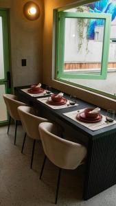 een lange tafel met stoelen en borden erop bij La Colmena in Mexico-Stad