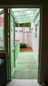 een open deur van een huis met een patio bij La Colmena in Mexico-Stad