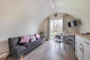 1 Bed in Llanfyllin oc-p29023 في Llanfyllin: غرفة معيشة بها أريكة وطاولة