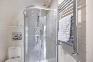 1 Bed in Llanfyllin oc-p29023 في Llanfyllin: كشك للاستحمام في الحمام بجدران بيضاء +36 صورة