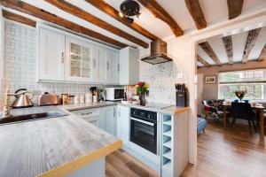 een keuken met witte kasten en een aanrechtblad bij 2 Bed in Beccles oc-puddin in Beccles