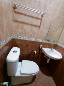 ein Badezimmer mit Toilette und Waschbecken in der Unterkunft Ketapang Residence Hotel in Jakarta