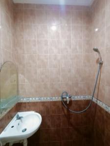 ein Badezimmer mit Waschbecken und Dusche in der Unterkunft Ketapang Residence Hotel in Jakarta