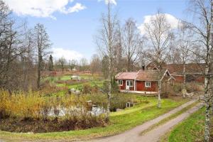 ein Haus mitten auf einem Feld mit einem Feldweg in der Unterkunft JON544 Ramkvilla - Kyrkotorp 0 in Ramkvilla