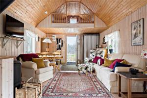 ein Wohnzimmer mit Sofa und Tisch in der Unterkunft JON544 Ramkvilla - Kyrkotorp 0 in Ramkvilla