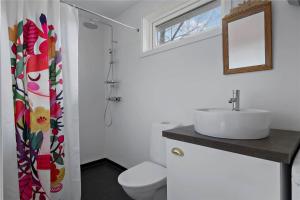 ein Badezimmer mit Waschbecken und Toilette und einem Fenster in der Unterkunft JON544 Ramkvilla - Kyrkotorp 0 in Ramkvilla + 13 Fotos
