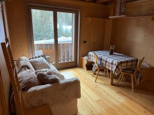 a living room with a couch and a table at Precumon 8'1 in Arabba