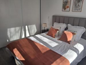 En eller flere senge i et værelse på Résidence Domitys Les Cristaux