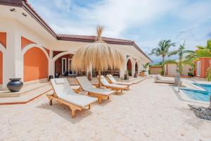 Hồ bơi trong/gần BrandNew Mansion 2 min to Eagle and Palm Beach includes HighEnd Amenities