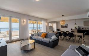 Khu vực ghế ngồi tại Gorgeous Apartment In Dingac With Lake View