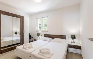 Giường trong phòng chung tại Gorgeous Apartment In Dingac With Lake View