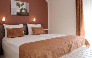 een slaapkamer met een groot bed met twee kussens bij Cozy Apartment In Cilipi in Čilipi