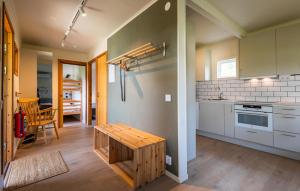 Kuchyň nebo kuchyňský kout v ubytování Lovely Home In Myggenäs With Sauna