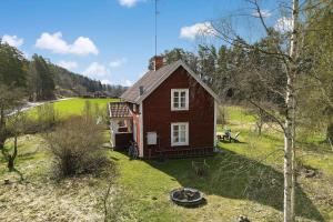 ein kleines Haus mitten auf einem Feld in der Unterkunft OGO631 Boxholm - Stjärnesand Sågstugan 1 in Ormsjötorp