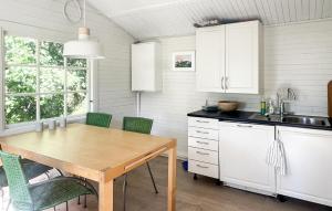 Kuchyň nebo kuchyňský kout v ubytování 3 Bedroom Amazing Home In Nevlunghavn