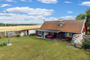 LillarydにあるSKA435-Bastad-Vilhelmsfaeltsvaegen-91の赤屋根の赤い家