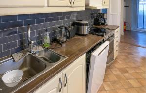 Η κουζίνα ή μικρή κουζίνα στο Gorgeous Home In Hällefors