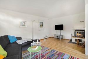 TV a/nebo společenská místnost v ubytování KAL535-Virserum-Askliden-11