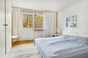 Postel nebo postele na pokoji v ubytování KAL535-Virserum-Askliden-11