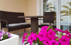 Posezení v ubytování 1 Bedroom Gorgeous Apartment In Rogotin-Ploce