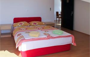 Postel nebo postele na pokoji v ubytování 1 Bedroom Gorgeous Apartment In Rogotin-Ploce