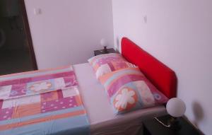 Postel nebo postele na pokoji v ubytování 1 Bedroom Gorgeous Apartment In Rogotin-Ploce + 2 fotografie