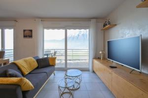 AitonにあるLe Mirad'or - Wifi Parking Terrasseの大型薄型テレビのあるリビングルーム