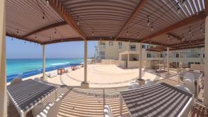 Suite Sol في كانكون: اطلاله على شاطئ مع كراسي والمحيط +7 صور