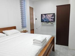 a bedroom with a bed with towels on it at Windy Pool Villa Pattaya 3 King size bedrooms in Ban Bang Lamung +61 photos