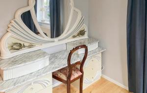 En eller flere senge i et værelse på 3 Bedroom Beautiful Home In Lindesberg