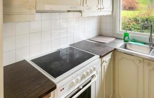 Køkken eller tekøkken på 3 Bedroom Beautiful Home In Lindesberg