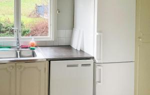 Køkken eller tekøkken på 3 Bedroom Beautiful Home In Lindesberg