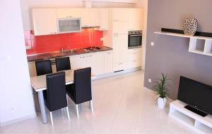 Kuchyň nebo kuchyňský kout v ubytování Nice Apartment In Cilipi With Swimming Pool