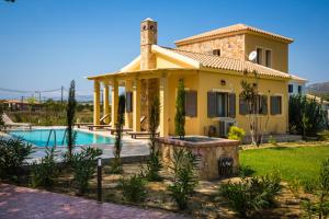 uma casa com uma piscina em frente em Orion Luxury Villa em Svoronata
