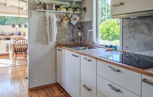 Kuchyň nebo kuchyňský kout v ubytování 2 Bedroom Cozy Home In Brekkestø