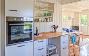 Kuchyň nebo kuchyňský kout v ubytování 2 Bedroom Cozy Home In Brekkestø