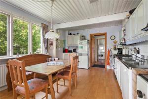 Kuchyň nebo kuchyňský kout v ubytování KAL098-Alsterbro-Medelvaegen-3