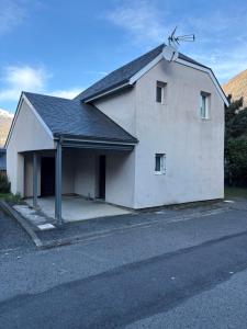 Bygningen som feriehuset ligger i + 2 billeder