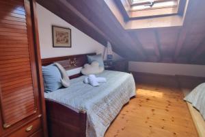 a bedroom with a bed with stuffed animals on it at La Ayalga casa de campo in Ardisana