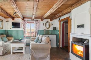 Una sala de estar con un sofá y una chimenea. en KAL529-Virserum-Dala-5, en Virserum